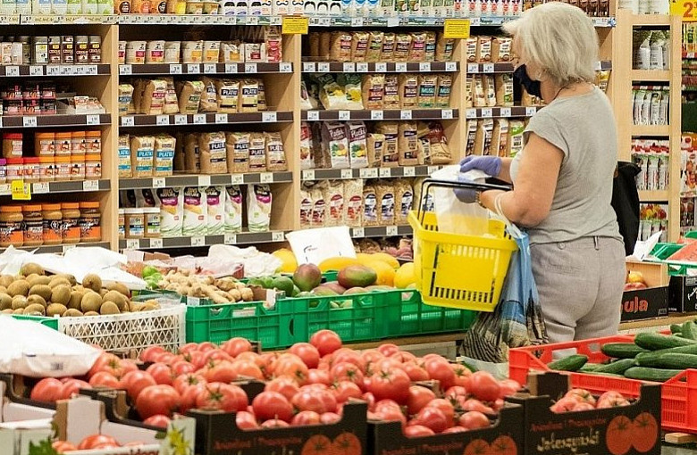 Mocno pogorszyły się nastroje konsumenckie. Już 60 proc. Polaków oszczędza na bieżących zakupach